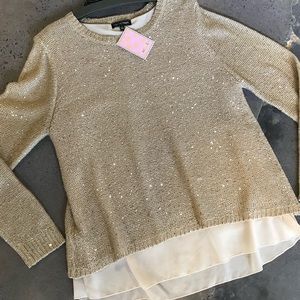 Soft GOLD shimmery top with creamy liner. Perfect for holidays!